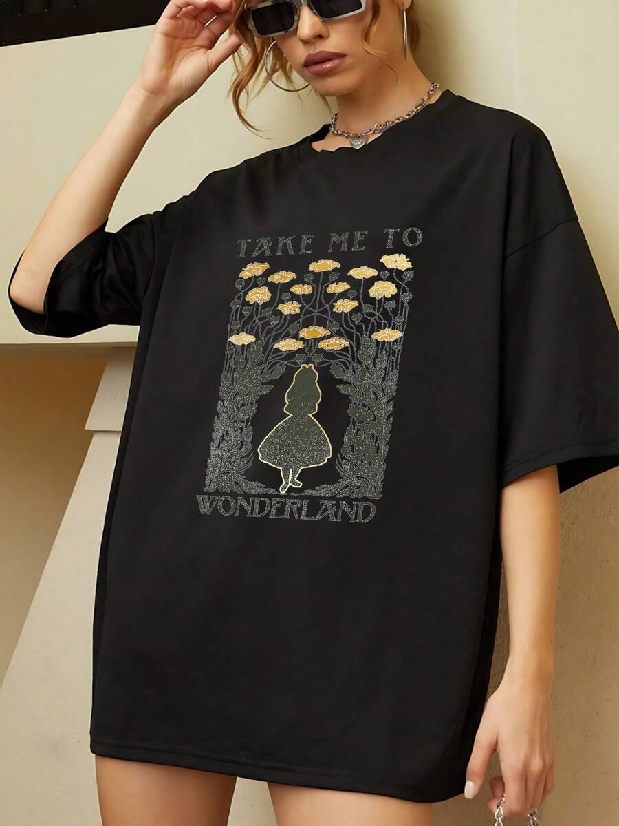 Figure Of A Girl In Front Of Golden Flowers Symbolizing Curiosity And Fantasy In A Magical Dream Garden In The Style Of An Enchanted Fairy Tale. Comfortable And Soft Women's T-Shirt Ideal For Everyday Wear And Relaxed Moments. - 黑色 - 查看 1