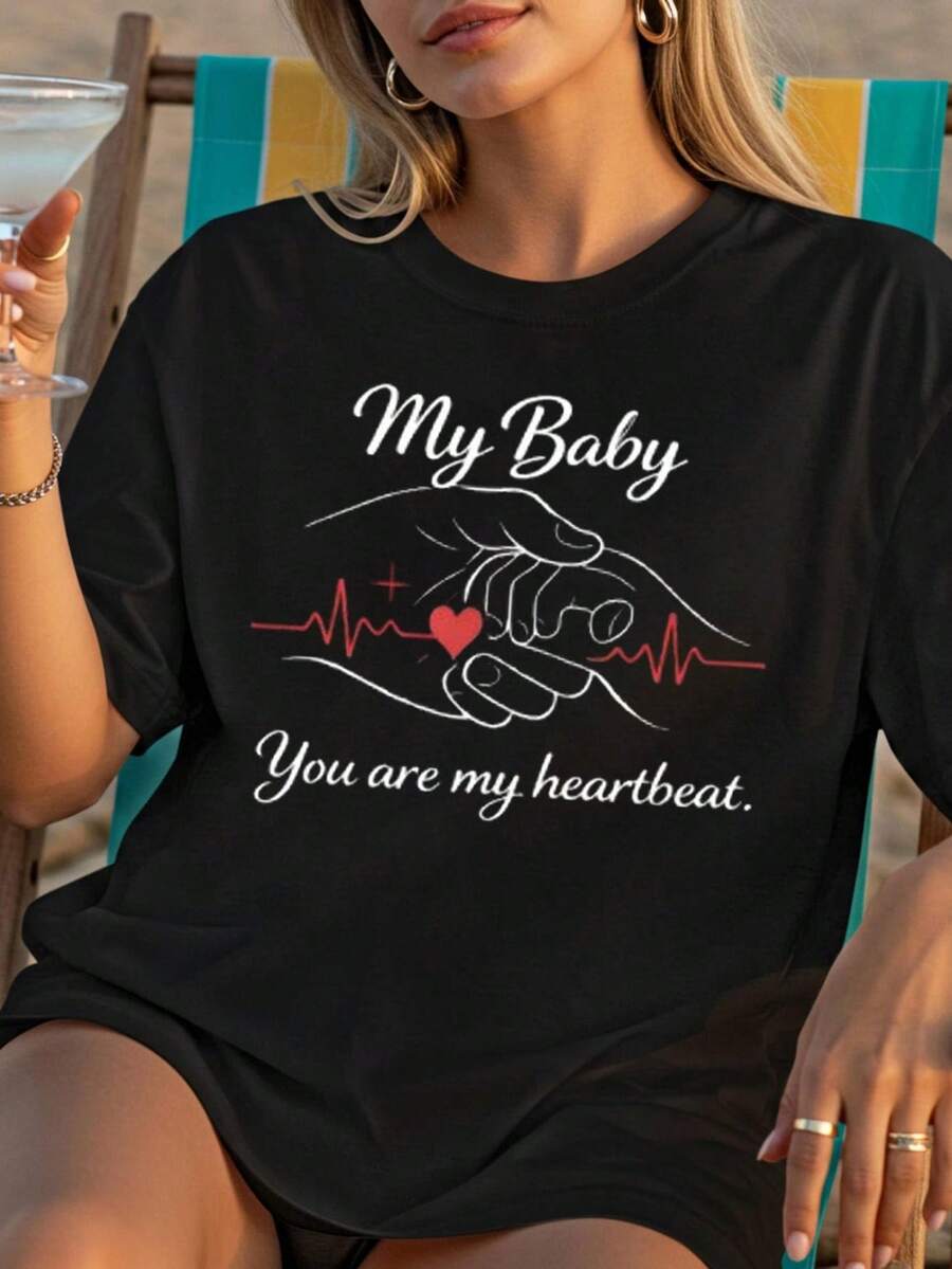 Camiseta "My B1aby You Are My Heartbeat" para mamá y bebé. Regalo para mamá primeriza. Camiseta minimalista con estampado de amor. 220 g de algodón puro unisex. Peso ideal para todas las estaciones, apto para hombres y mujeres. Tejido duradero de alta calidad, suave al tacto y de larga duración. Camiseta transpirable. Ideal para primavera y verano, vacaciones, Día de la Madre y Día de la Independencia. - Negro - Ver 1
