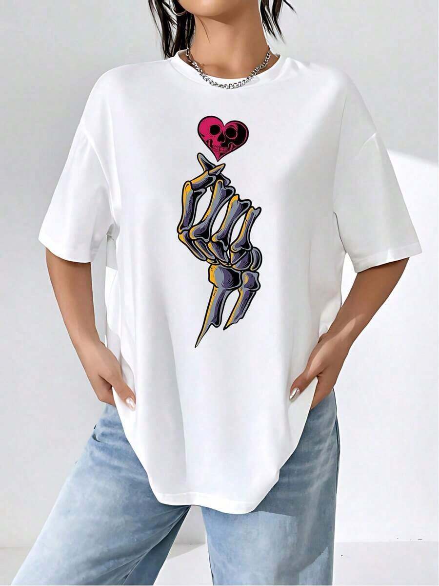 Playera gráfica con mano de esqueleto de corazón.Elegante Playera para mujer con ilustraciones únicas.Perfecta para uso informal.Tejido de mezcla de algodón moderno y cómodo.Disponible en varios tamaños para un ajuste perfecto. - Blanco - Ver 1
