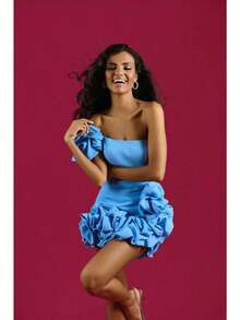 Un vestido corto ajustado con volantes irregulares y cintura ceñida. - Blanco - Ver 3