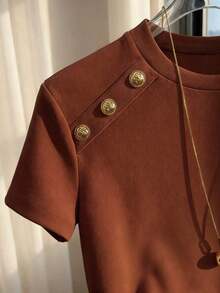 Camiseta ajustada de mujer de manga corta con cuello redondo y decoración de botones en color albaricoque sólido, adecuada para uso diario, casual y versátil, para verano - Marrón - Ver 5