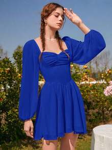 Vestido corto de manga larga con cuello de corazón, manga farol y busto fruncido en blanco - azul real - Ver 3