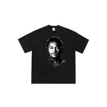 Camiseta unisex de manga corta con estampado gráfico de dibujos animados de anime y retrato de Neymar Jr. con su firma. - Negro - Ver 1