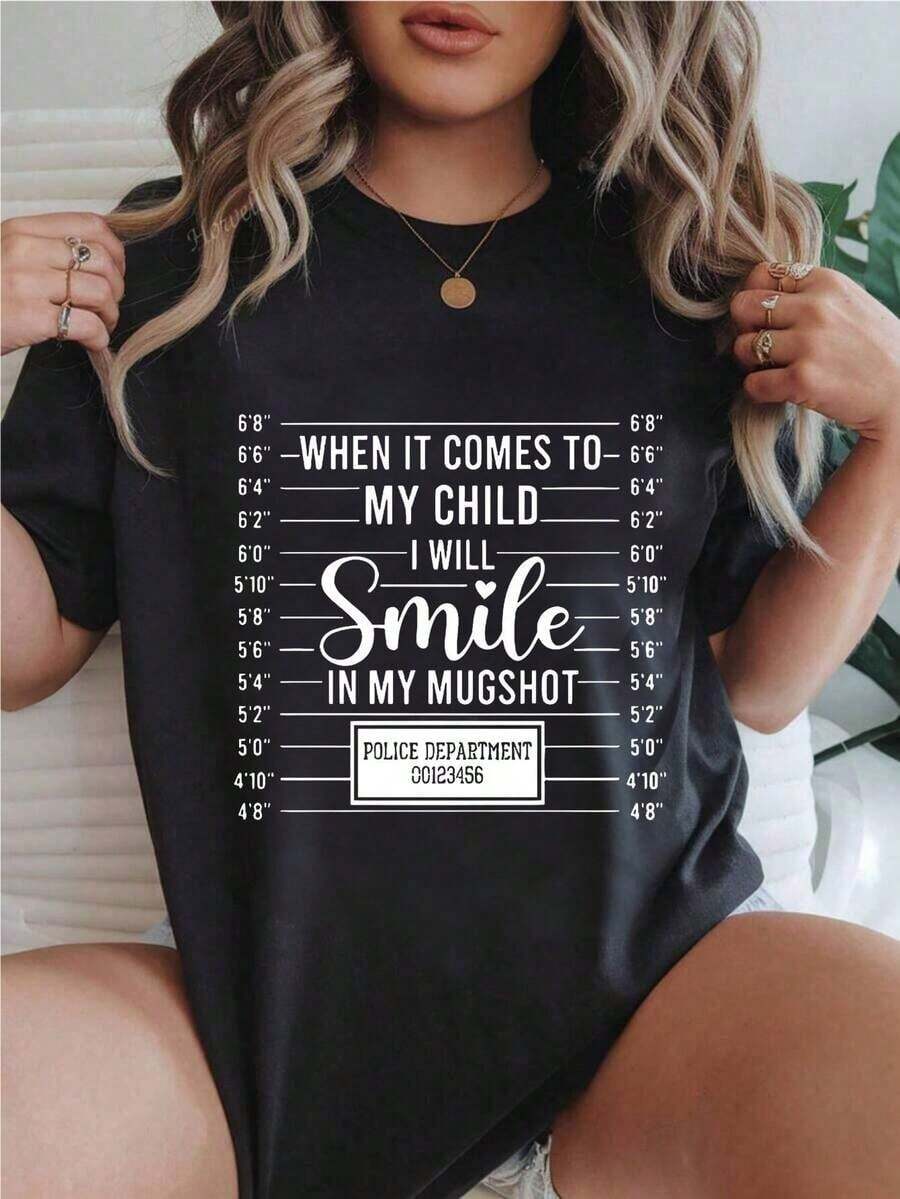 Camiseta Casual de Manga Corta para Mujer Estilo Vintage - Con la frase "When It Comes To My Child I Will Smile In My Mugshot", cuello redondo, top de verano, lavable a máquina, camisetas para damas, atuendo casual, aspecto moderno, ajuste cómodo.
-WhiteFashion - Negro - Ver 1