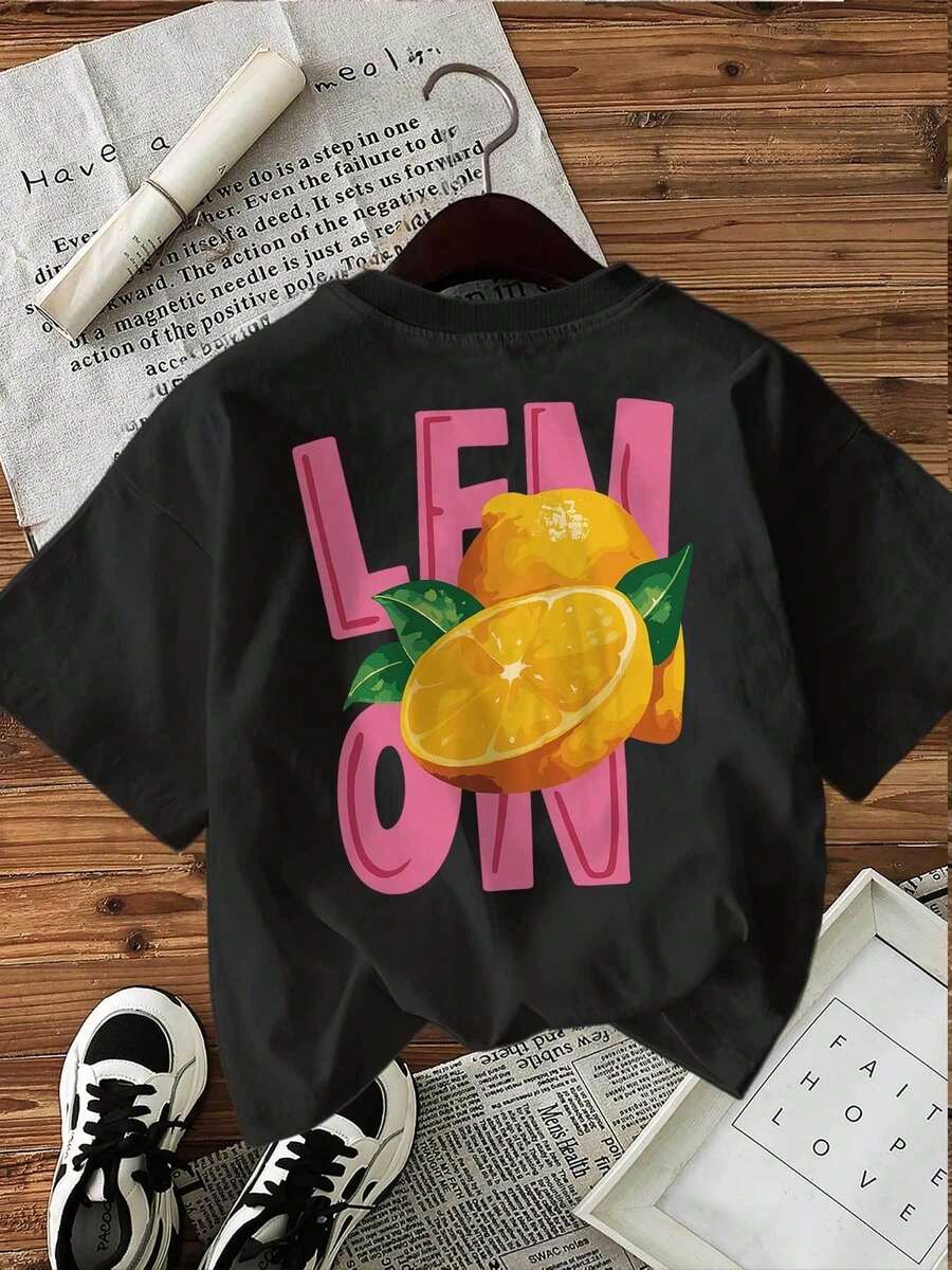 Women's Casual Summer Top With A Cartoon Print Featuring Lemons And Leaves. Short-Sleeved T-Shirt With A Round Neck And Lemon Print. - Urban Vintage Style, Unisex, Loose Fit, Cotton, Round Neck. Blouses For Women. Casual Blouses For Ladies. - 黑色 - 查看 1