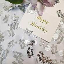 15g Confettis d'argent "Joyeux anniversaire", mélangés avec des strass transparents, décoration de gâteau et de fête, avec des lettres argentées brillantes "Joyeux anniversaire" et des strass étincelants, convient à diverses scènes de fête d'anniversaire. Fabriqué en matériau argent brillant, uniformément brillant et indélébile, bords soigneusement découpés, rigide et durable, peut être directement éparpillé sur les tables. - Voir 3
