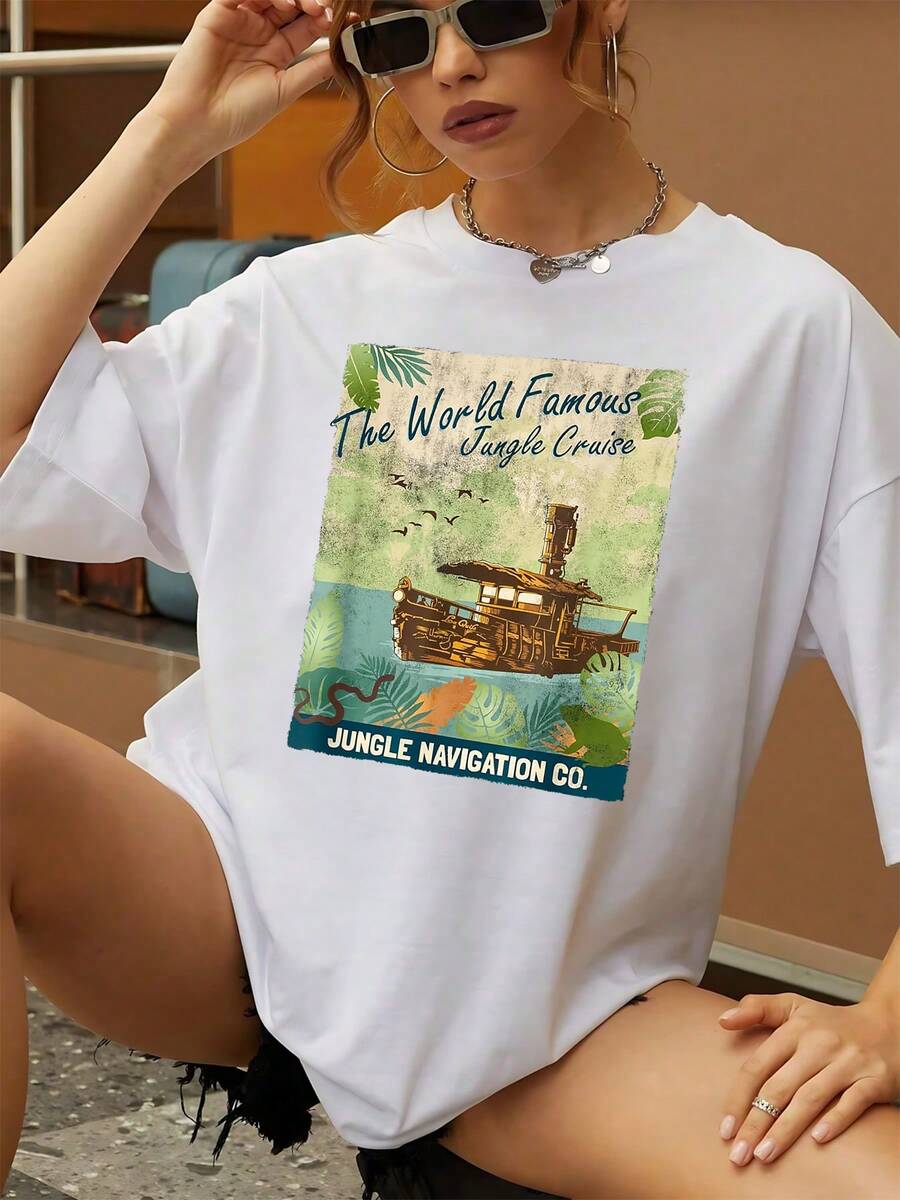 Gráfico que muestra un barco navegando por un río rodeado de hojas tropicales y aves evocando una aventura exótica inspirada en la jungla camiseta de mujer  cómoda y casual ideal para uso diario y viajes - Blanco - Ver 1