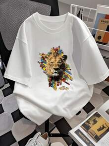 El estampado muestra la imagen majestuosa de un león rodeado de formas geométricas coloridas que simbolizan la fuerza, el liderazgo y la energía salvaje del espíritu africano camiseta de mujer  cómoda y casual para uso diario - Blanco - Ver 2