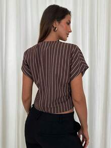 Blusa de manga corta a rayas marrón y blanco para mujer, escote en V con botón dorado, diseño irregular tipo envolvente, tejido ligero y transpirable, estilo casual elegante ideal para oficina y looks de primavera/verano. - marrón café - Ver 6