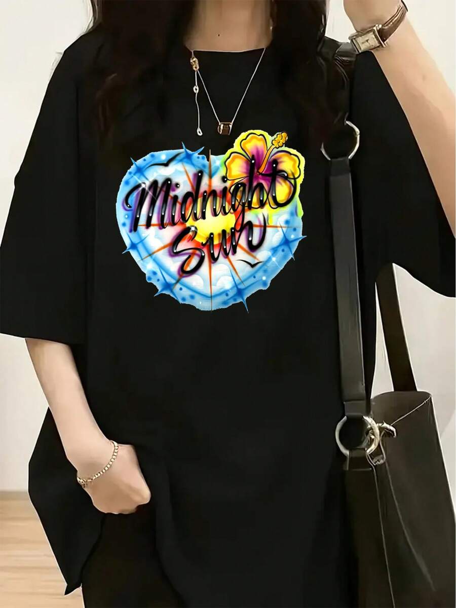 Vintage Midnight Sun, With A Retro American Style 3D Floral Print, Black Background With Bright Outlines And A Rich Texture, Is The Central Motif Of The Design Of This T-Shirt - A Casual Short-Sleeved Round Neck Blouse For Women, Made Of A Soft Polyester Blend, With A Loose Fit, A Must-Have Fashion Item For Spring And Summer. - 黑色 - 查看 1