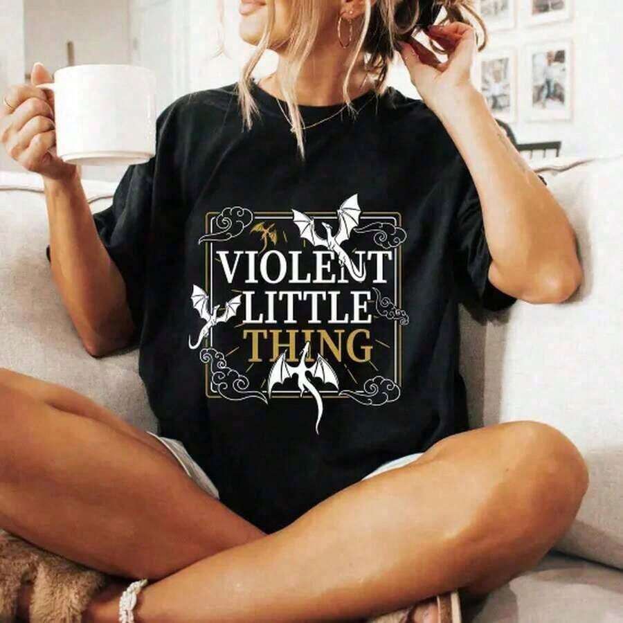 Cute Premium Unisex Casual T-Shirts - Officially Licensed Fourth Wing Merch, Featuring Fourth Wing, Iron Flame, Violet Sorrengail, Sy Reader, Bookish, And Rebecca Yarros. Experience Unmatched Comfort And Durability With Our 220gsm 100% Cotton T-Shirt. Designed For Those Who Value Quality And Substance, This Tee Offers A Structured Fit, A Soft Texture, And Long-Lasting Durability. Perfect For Casual Wear, Layering, Or As An Everyday Essential, It's Breathable Yet Resilient-Your New Favorite Shirt. 2025 - 黑色 4 - 查看 1