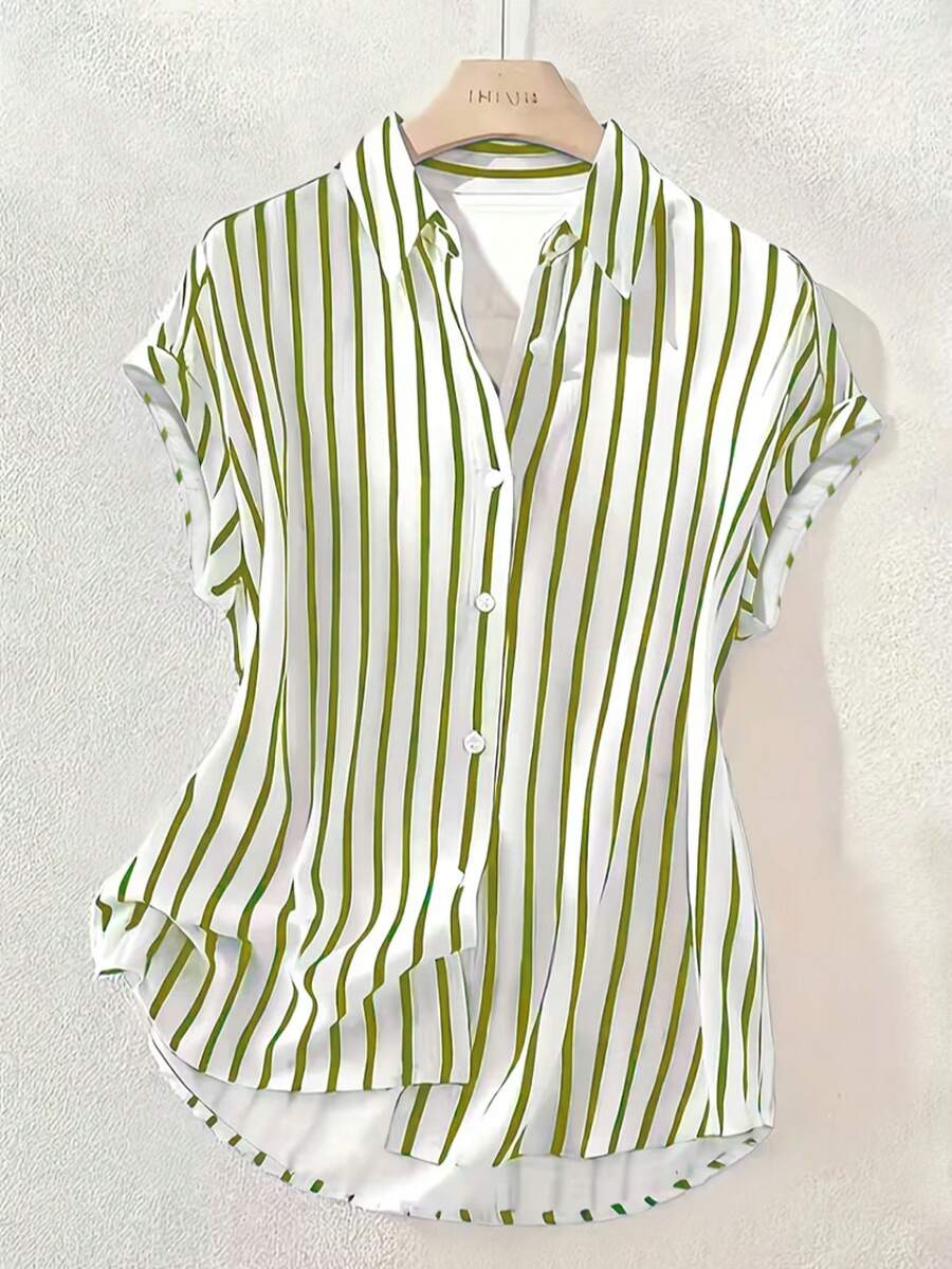 Áo sơ mi tay ngắn dáng suông vai rớt, kẻ sọc thời trang mùa hè, chất liệu polyester, cài cúc phía trước phối màu tương phản, thiết kế ngắn phía trước dài phía sau. - Nền trắng với các sọc xanh lá cây - Xem 1