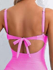 Basics 1 pieza Traje de baño de una sola pieza de mujer minimalista de unicolor con diseño hueco y cruzado en la parte delantera, con tirantes gruesos, para verano - Rosa Fucsia - Ver 3