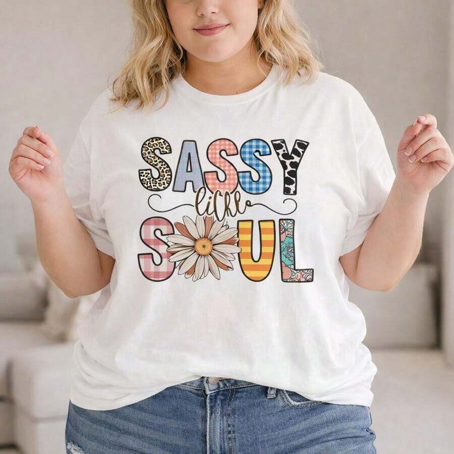 Camiseta gráfica Sassy Little Soul para mujer, tallas 0XL-5XL, de algodón, manga corta, informal, con estampado de margaritas y letras, top oversize para uso diario, corte holgado y cómodo. - Blanco - Ver 1