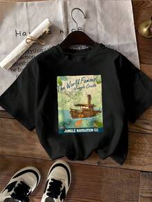 Graphic Depicting A Boat Sailing Down A River Surrounded By Tropical Leaves And Birds, Evoking An Exotic Jungle-Inspired Adventure. Comfortable And Casual Women's T-Shirt, Ideal For Everyday Wear And Travel. - 黑色 - 查看 2