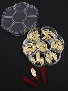 这款35件套金色美甲装饰套装包装在7个隔层的盒子里。套装包含精致的人像图案设计，非常适合在家或美甲沙龙打造美甲造型，是理想的美甲装饰配件。 - 金色 - 查看 3