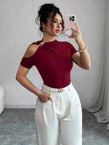 Camiseta de moda de manga corta para mujer de unicolor con recortes calados y decoración metálica - Rojo - Ver 1