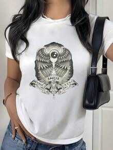 Símbolo místico con alas extendidas y ojo central que representa la conexión entre el cielo y la conciencia espiritual con detalles ornamentales que evocan fuerza interior camiseta de mujer casual moderna para uso diario - Blanco - Ver 8