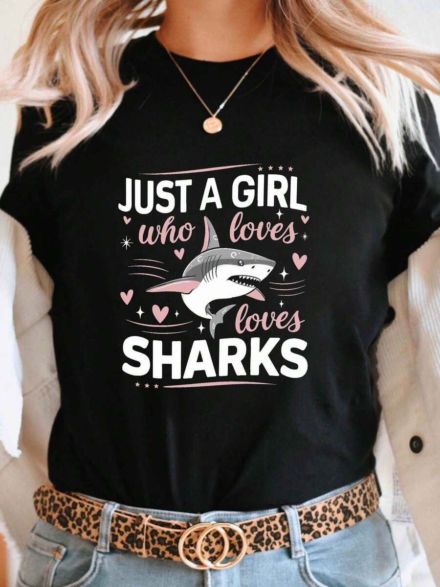 Elegante camiseta de uso diario con un divertido y lindo estampado de tiburones, con la frase "JUST A GIRL who loves loves SHARKS", camiseta de manga corta con cuello redondo para mujer, ideal para salidas informales y como regalo para las vacaciones, camiseta de moda chic. - Negro - Ver 1