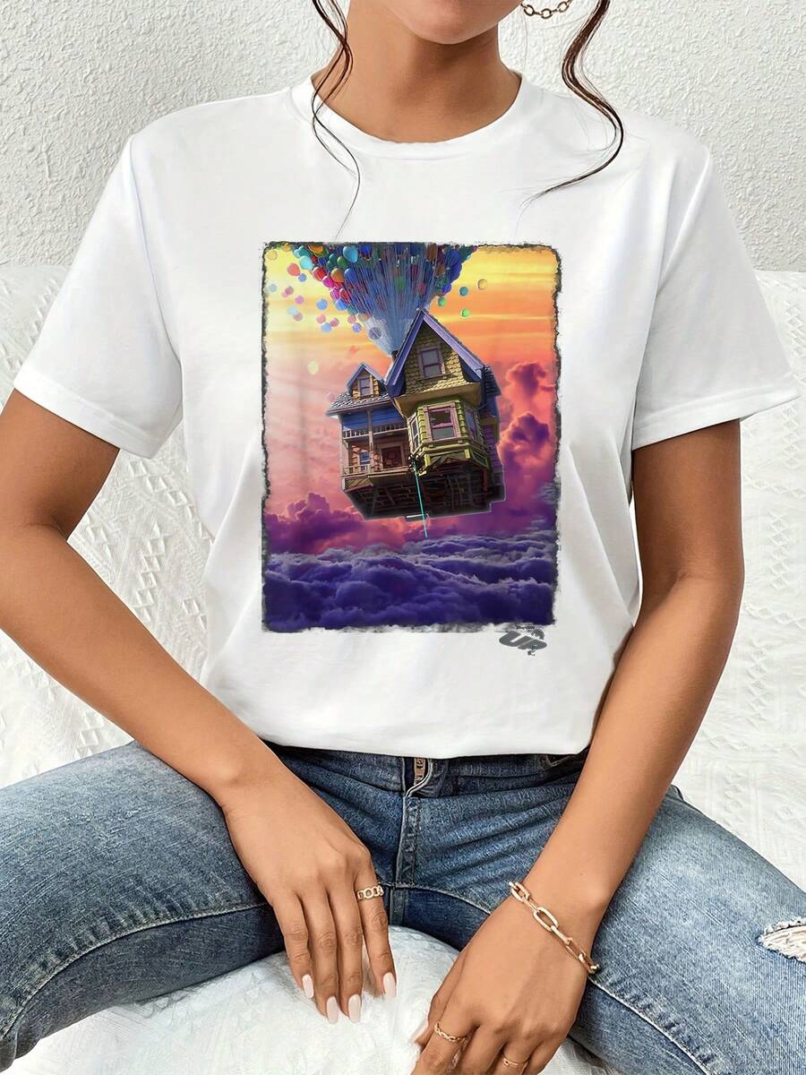 Casa flotante sobre nubes color púrpura con globos que simbolizan sueños y libertad en el cielo al atardecer camiseta de mujer cómoda y moderna para uso diario - Blanco - Ver 1