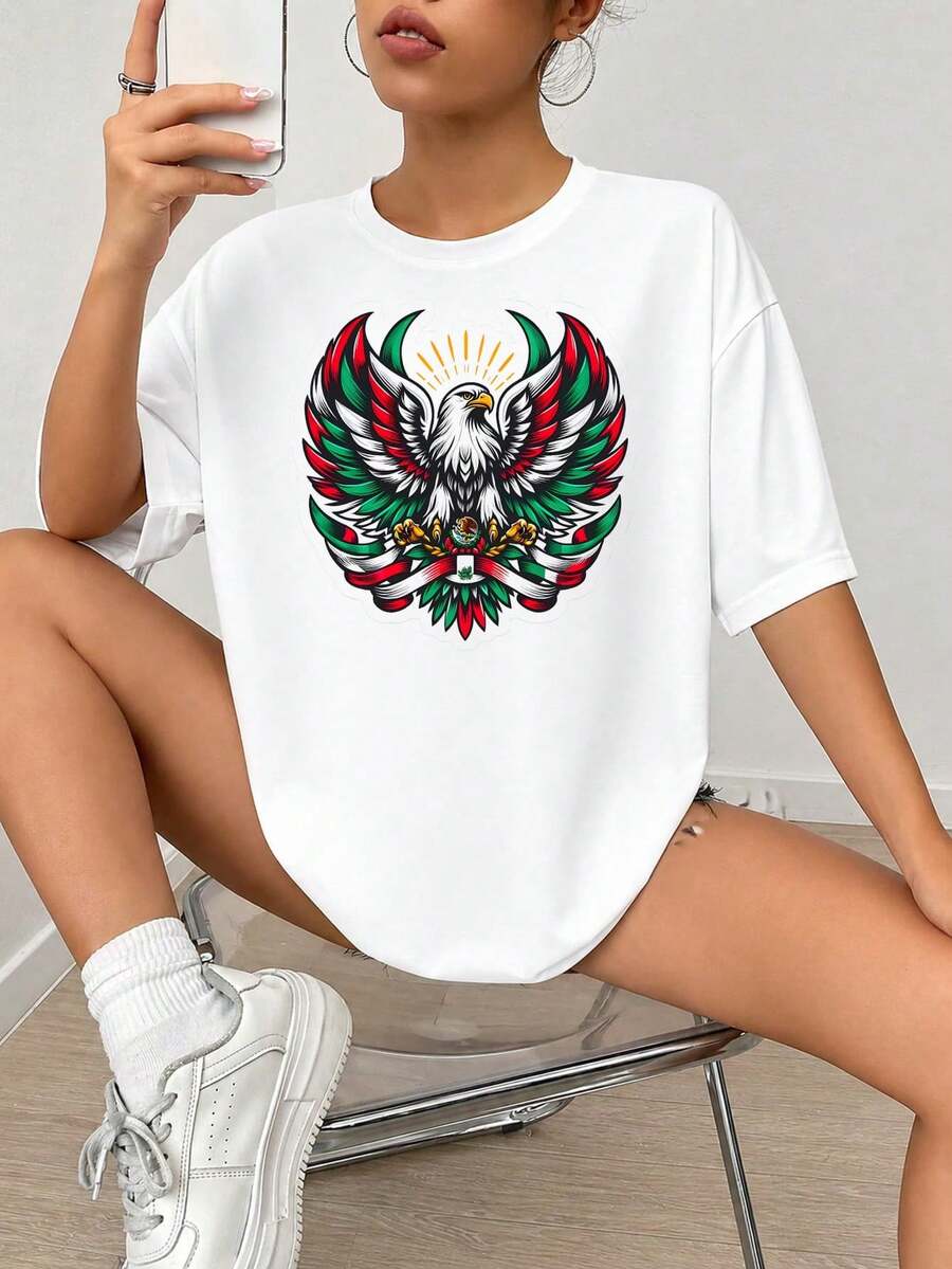 Diseño gráfico de impresión del Emblema del Águila Mexicana, Símbolo Nacional Patriótico con colores verdes, rojos y blancos, Estilo Artístico de Tattoo Bold.jpgRegalos personalizados: Camisetas para mujer con estilos que van desde lo moderno, hippie, casual y minimalista. Ropa masculina personalizada única, armarios cápsula y prendas básicas/urbanas para hombre. Regalos ideales para novios, familiares y amigos, adecuados para cumpleaños, vacaciones, colegio/competiciones, deportes/escalada y más, así como para la moda de otoño y eventos urbanos. Blanco verano.