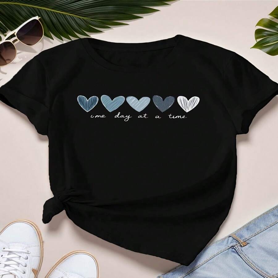 Women's Casual Cotton Tee with Heart Print, Short Sleeve Round Neck T-Shirt, Regular Fit Top in High Stretch Fabric, Everyday Style - Negro - Ver 1