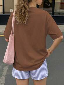 Conjunto de camiseta de manga corta holgada con estampado "Be Still & Know" y pantalones cortos a rayas, traje de mujer, conjunto de dos piezas femenino, atuendo de verano para mujer, ropa de vacaciones, ropa de viaje, estilo de playa, vestimenta de vacaciones minimalista - Marrón 2 - Ver 2