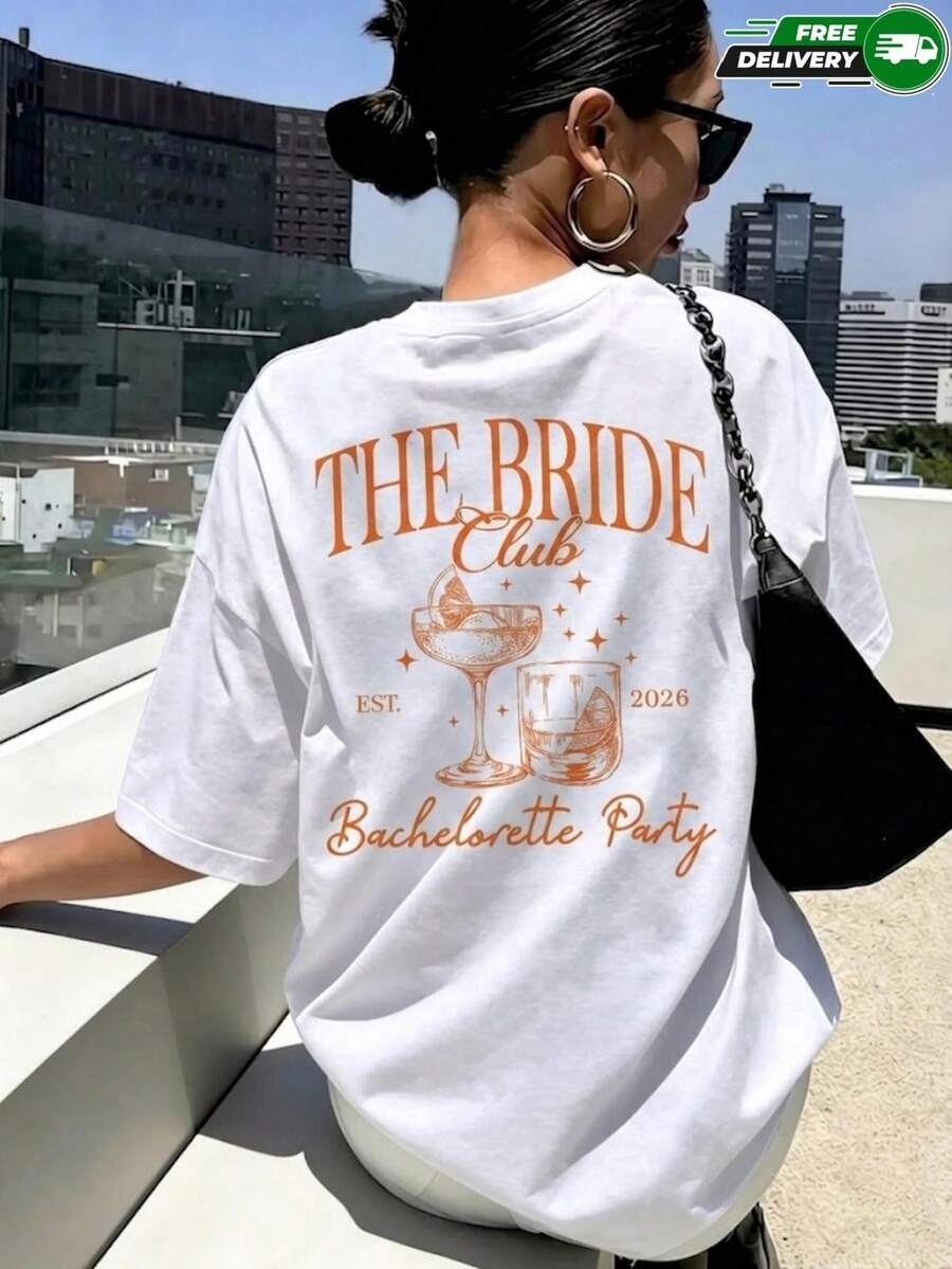 Camiseta de manga corta para mujer con cuello redondo, corte holgado oversize, con estampado en la parte posterior de texto "THE BRIDE Club Bachelorette Party" con copas de cóctel y detalles decorativos, apta para despedidas de soltera, fiestas, eventos temáticos, reuniones informales y vacaciones, fabricada en poliéster, de estilo casual festivo juvenil, ideal para usar en primavera y verano. Envío nacional dentro del país. - Blanco - Ver 1