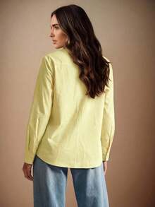 Camisa de mujer con cuello vuelto, abertura frontal y adornos de strass en las mangas largas, para primavera - amarillo ganso - Ver 4