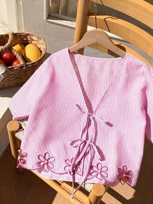Camisa de mujer de rayas huecas con bordado y lazo para vacaciones, top de verano azul, cubrecosturas de playa; Camisa con lazo, top rojo y blanco; Top con flores 3D - Rosa - Ver 7