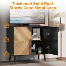 Aparador moderno de almacenamiento con estante ajustable y elegante diseño de espiga – Credenza independiente para comedor – Amplio espacio de almacenamiento para cocina, sala de estar o pasillo - Veta de nogal + negro - Ver 1