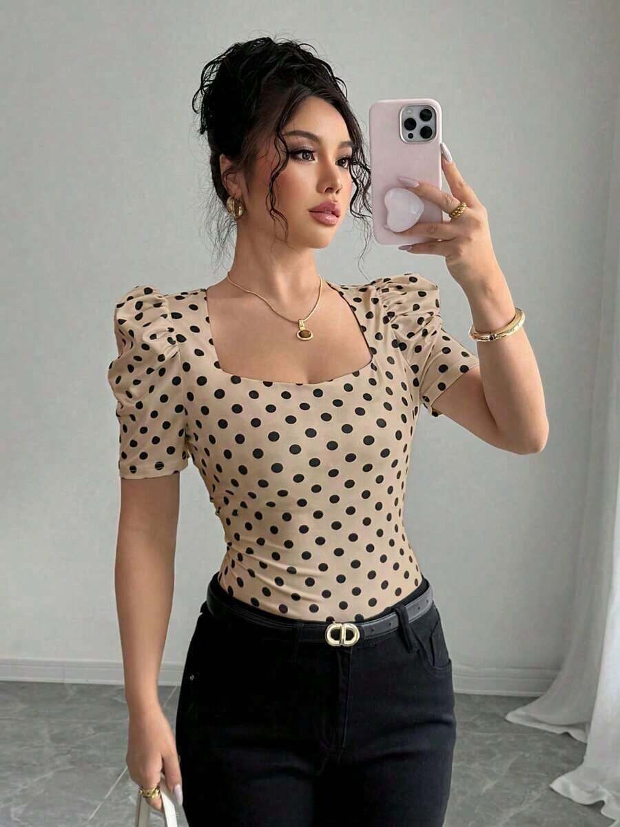 Camiseta casual de mujer, elegante y sexy, de manga corta, cuello joya, mangas abullonadas, puños fruncidos, estampado de lunares blancos y negros, silueta ajustada, adecuada para vacaciones - Multicolor 5 - Ver 1