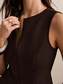 Chaleco sin mangas de mujer con volantes, blazer con cremallera delantera, elegante chaleco negro sastre para estilo de trabajo a noche, blazer sin mangas, top con volantes, chaleco negro sastre, chaleco sastre, lujo tranquilo, ropa de trabajo minimalista, parte superior de blazer estructurada, unicolor básico elevado con cuello redondo, cremallera delantera, bajo con volantes, blazer sin mangas versátil para la oficina - Café integral - Ver 4