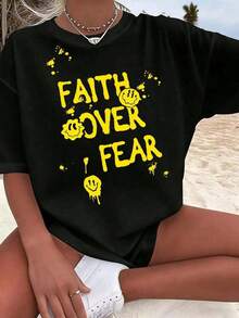 Camiseta Oversize con Gráfico de Cara Sonriente "Faith Over Fear" Estilo Y2K para Mujer, Estética Retro, Corte Holgado, Manga Corta, Cuello Redondo, Camiseta con Frase Motivacional de los 90, Blusa Casual de Algodón para Uso Diario, Ropa de Moda Inspiradora para Mujer en Tallas Grandes, Ropa Fresca de Verano. - Negro - Ver 6