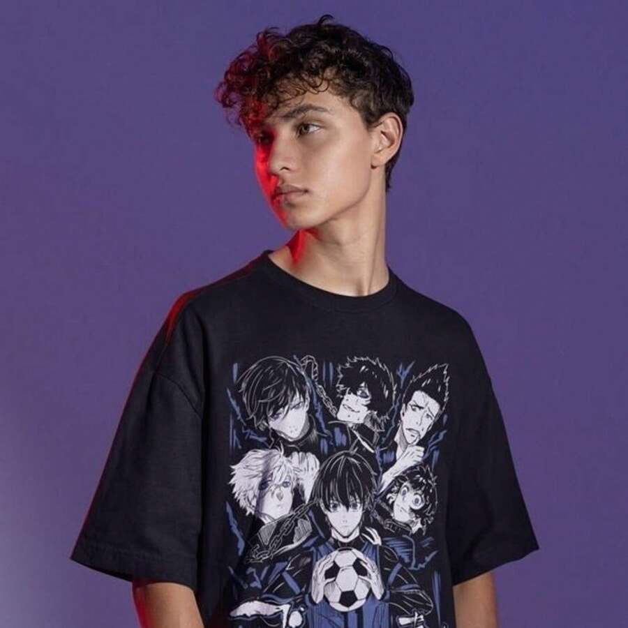 Camiseta vintage de fútbol estilo anime UniS1ex Manga Graphic T1EE 220G, de algodón puro, manga corta, para hombre y mujer. Tejido grueso, resistente a las arrugas y que no se deforma fácilmente. Estilo sencillo y versátil, ligero y transpirable, perfecto para ir al trabajo, viajar, acampar, ir de compras y para el tiempo libre diario. - Negro - Ver 1