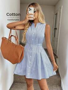 Vestido casual y elegante de mini longitud sin mangas, con cuello alto, cierre con botones, cintura elástica y pliegues en la falda en tela de algodón a rayas, para vacaciones - Rojo y blanco - Ver 7
