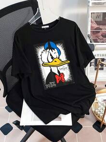 Imagen central que expresa la personalidad divertida y temperamental de un pato clásico con gorro azul y lazo rojo símbolo de vitalidad y humor desde 1934 camiseta de mujer suave cómoda  perfecta para uso diario y estilo casual - Negro - Ver 3