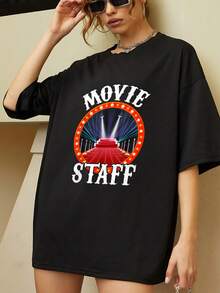 The Graphic Shows An Illuminated Red Carpet Surrounded By Lights, Symbolizing The Glamour And Excitement Of Cinema. Ideal For Lovers Of The Seventh Art And The Cinematic Atmosphere. Comfortable And Modern Women's T-Shirt For Everyday Wear. - 黑色 - 查看 6