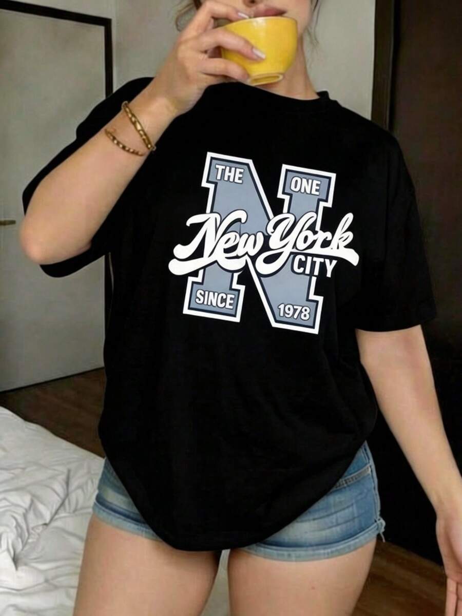 Camiseta negra informal extragrande para mujer con estampado gráfico de la ciudad de Nueva York, manga corta y cuello redondo, estilo streetwear Y2K. - Negro - Ver 1