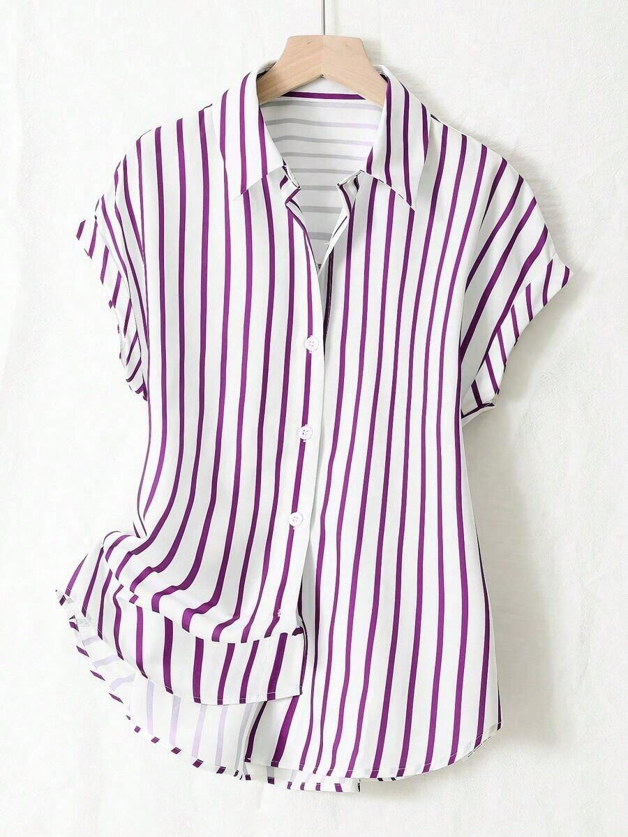 Camisa de verano de moda con rayas, de un solo pecho, con hombros caídos y mangas cortas, de poliéster con cierre de botones delanteros de color contrastante, diseño de parte delantera corta y parte trasera larga - Fondo blanco con rayas moradas - Ver 1