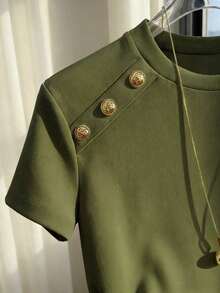 Camiseta ajustada de mujer de manga corta con cuello redondo y decoración de botones en color albaricoque sólido, adecuada para uso diario, casual y versátil, para verano - Verde militar - Ver 4