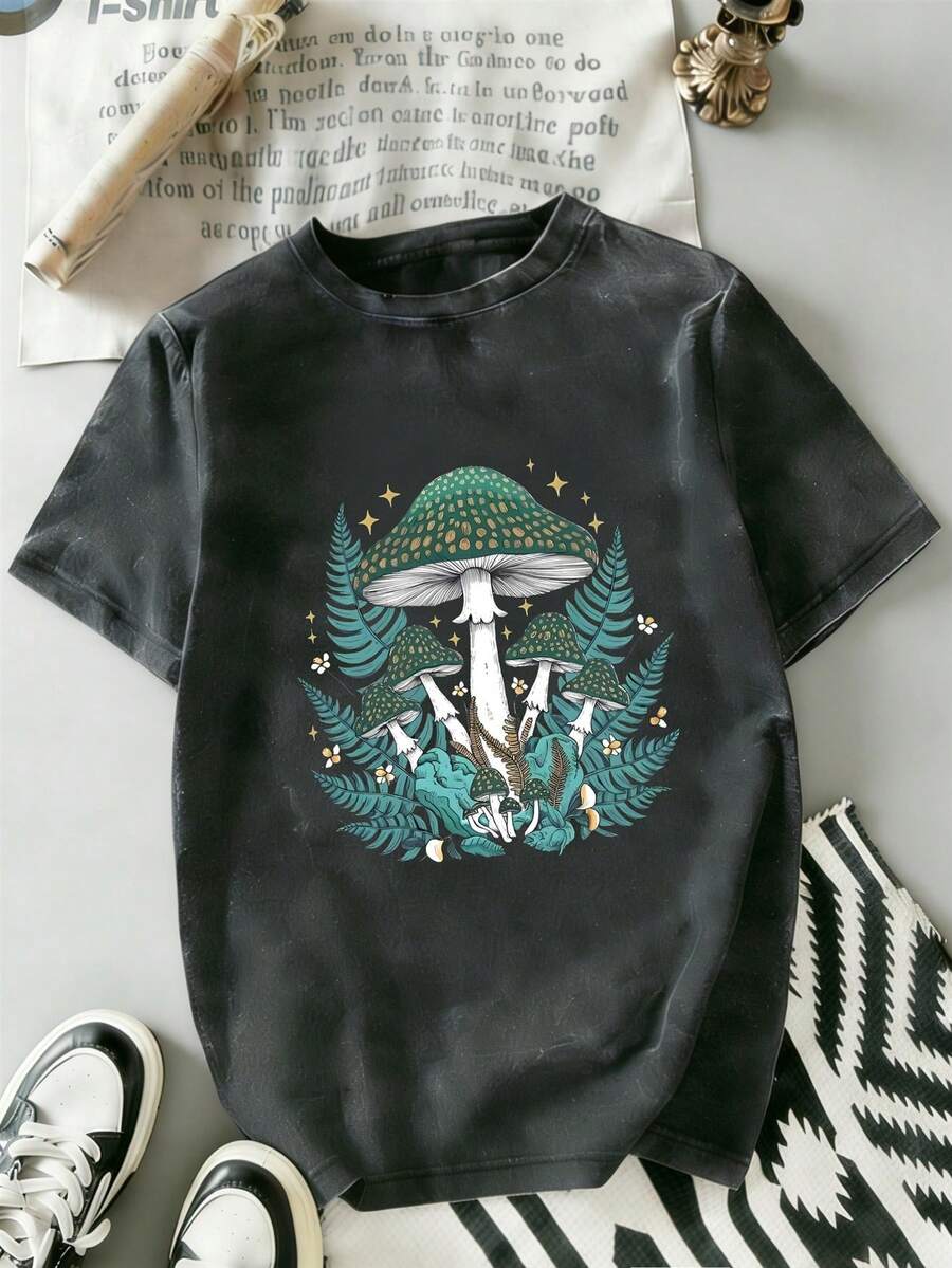 Camiseta de hombre moderna con efecto desgastado - Camiseta con estampado de bosque misterioso, setas mágicas y hojas caprichosas. Camiseta de hombre moderna 100% de manga corta - Prenda casual versátil para todas las estaciones, adecuada para uso diario y para ir al trabajo. - Negro - Ver 1