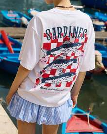 Camiseta de mujer blanca con estampado de sardinas, letras y cuadros rojos y blancos, de manga corta y corte holgado, con alta demanda. # Atuendo del Día # Vibraciones de Verano # Estilo Costero # Atributos de estilo estético, con funciones versátiles para el uso diario, agradables al tacto, ideales para fotos y compatibles con múltiples escenarios, centrados en el estilo retro americano, el estilo de vacaciones en la playa, la vibra relajada y laleggera y el estilo casual francés, pertenecientes a la categoría final de camisetas de manga corta holgadas para mujer. Es perfecto para todas las situaciones, como vacaciones de verano en la playa, registro en el puerto, salidas para tomar un café, viajes con amigas, desplazamientos al campus, compras diarias, picnics y festivales de música, y es un artículo imprescindible para crear atuendos estéticos de primavera y verano y dominar las normas de tránsito. # Estilo Retro # CasualChic # SeafoodPrint.Cómoda y ligera - Blanco - Ver 1