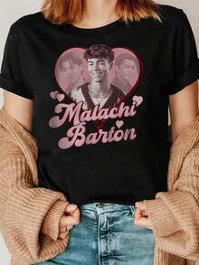 Una camiseta con el actor **Malachi Barton** como motivo principal - top casual de manga corta con cuello redondo para mujer, hecha de una suave mezcla de poliéster, corte holgado, un artículo esencial de moda.playeras de hombre playeras oversize de mujer y2k camisa de mujer camisa blusa casual mujer blusa elegante mujer ofertas - Negro - Ver 1