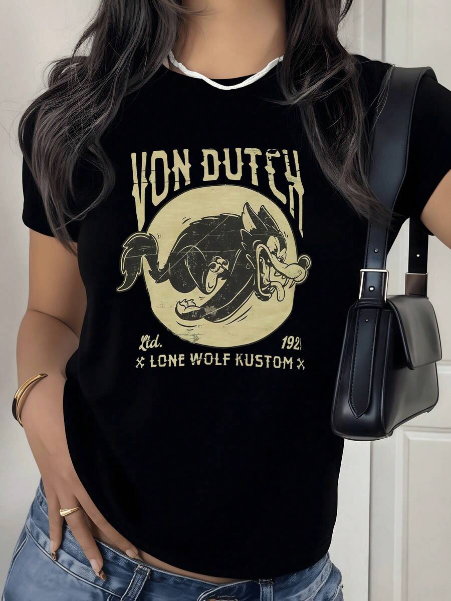 Símbolo de fuerza y rebeldía con un lobo solitario sobre una luna completa que refleja independencia espíritu libre y energía salvaje camiseta de mujer casual moderna para uso diario - Negro - Ver 1