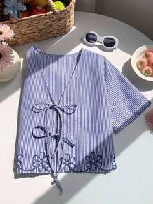 Camisa de mujer de rayas huecas con bordado y lazo para vacaciones, top de verano azul, cubrecosturas de playa; Camisa con lazo, top rojo y blanco; Top con flores 3D - Azul - Ver 5