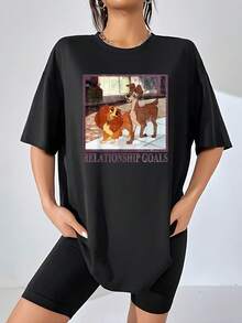Imagen de dos perros mirando con ternura en un entorno urbano que simboliza amor sincero y conexión fiel entre compañeros camiseta de mujer casual  cómoda y moderna para uso diario - Negro - Ver 6