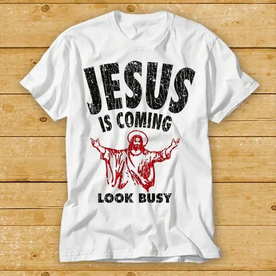Jesús está aquí, parece muy ocupado. Camiseta superventas, estilo retro de película de 1986, colores cómodos, diseño de manga corta y cuello redondo, nueva camiseta ajustada para mujer, estilo de diseño primavera/verano, conjunto para parejas, perfecto para usar juntos. - Blanco - Ver 1