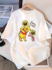 Ilustración adorable de oso con girasol abrazando a su amigo creando una sensación cálida y alegre perfecta para días relajados camiseta de mujer  suave y cómoda para uso diario casual - Blanco - Ver 3