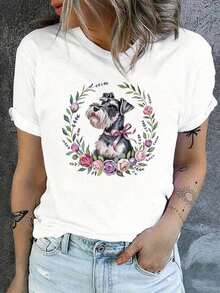 Camiseta de mujer moderna, informal, para fiestas y para estar en casa, 100% algodón, corte holgado. Una camiseta casual de manga corta con cuello redondo que presenta un schnauzer entre rosas florecientes, perfecta para primavera y verano, diseñada para mujeres. - Blanco - Ver 1